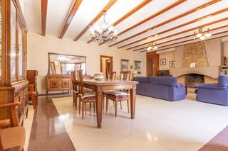 Casa adossada a Foios. Casa adosada con local comercial, vivienda y terraza en el centr