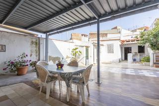 Casa a Moncada. Amplia casa de pueblo con gran terraza y garaje en el centro de