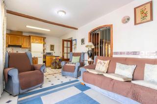 Casa a Emperador. Amplia vivienda con patio, nave y local en emperador  una oportu