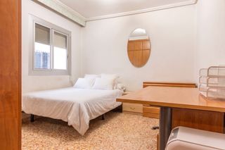 Etagenwohnung in La Constitución-Canaleta. Vivienda de 3 habitaciones con ascensor