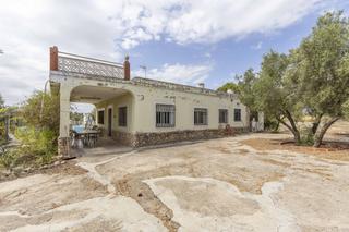 Haus in Vilamarxant. Chalet rústico con piscina, olivos y pista de tenis en plena nat