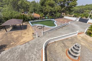 Casa en Doctor Palos - Alto Palancia. Chalet con piscina, pista de frontón y dos viviendas independien