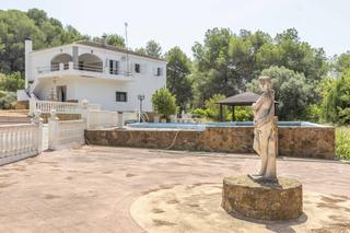 Casa a Doctor Palos - Alto Palancia. Chalet con piscina, pista de frontón y dos viviendas independien