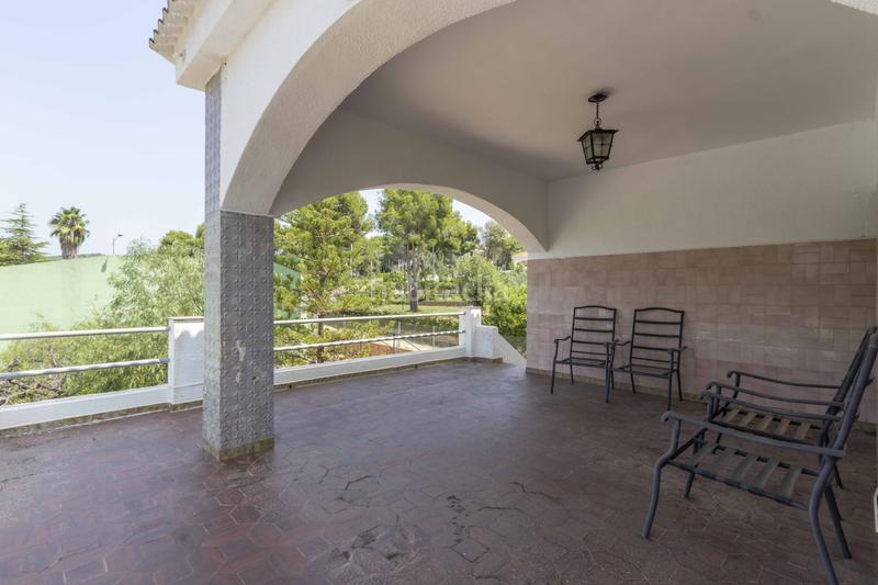 Foto a101afa7-e4a3-4d40-a3d9-500201b06c49. Casa chalet con piscina, pista de frontón y dos viviendas independientes o en Sagunt