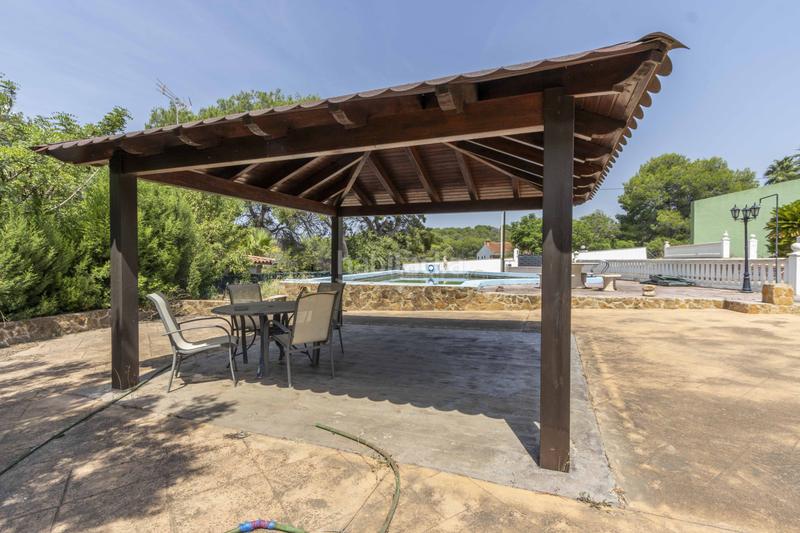 Foto e1e80b33-2459-4cff-a61e-0c7a2d4b4f10. Casa chalet con piscina, pista de frontón y dos viviendas independientes o en Sagunt