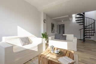 Dachwohnung in Zona Calle Valencia. Título ático de 3 habitaciones con terraza, garaje y trastero en