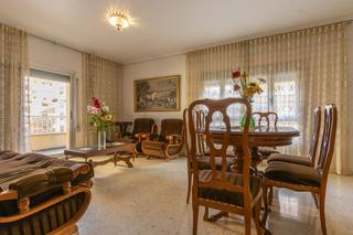 Appartement à Avenida de Abril-9 de Octubre. Piso esquinero de 142 m en triángulo umbral  amplio, luminoso y