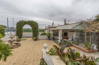 Casa in Museros. Chalet con gran parcela y zona de piscina en entorno tranquilo