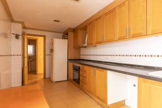 Etagenwohnung in Avenida de Abril-9 de Octubre. Piso de 2 habitaciones con terraza en zona avenida de abril  9 d