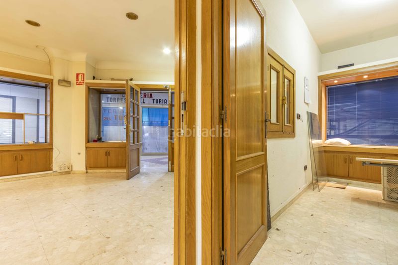 Foto c592524d-e844-4153-8eaf-56428ef01327. Local comercial a Trinitat Valencia