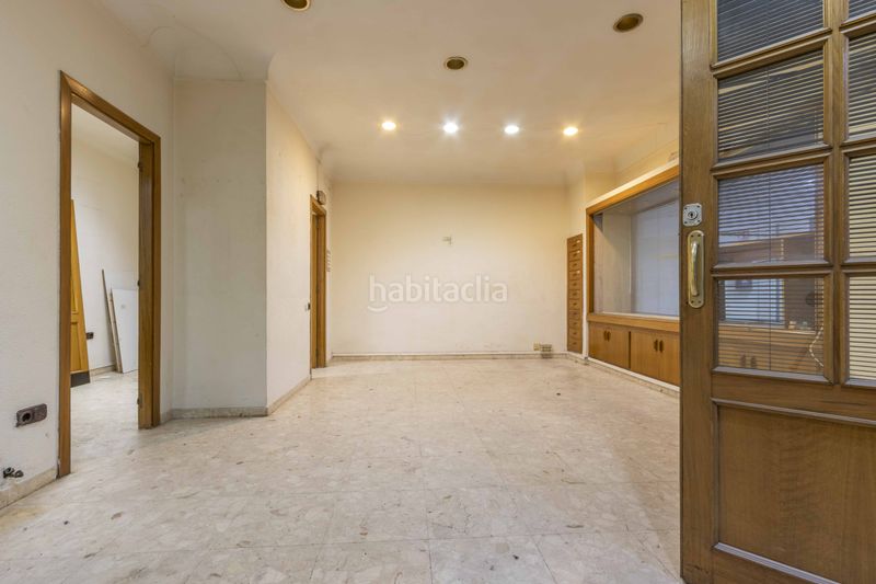 Foto e1fe48e6-c8f9-4eb3-8eea-a7b4f978a4b8. Local comercial a Trinitat Valencia