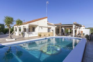 Casa a Santa Bárbara. Chalet independiente con gran parcela y piscina