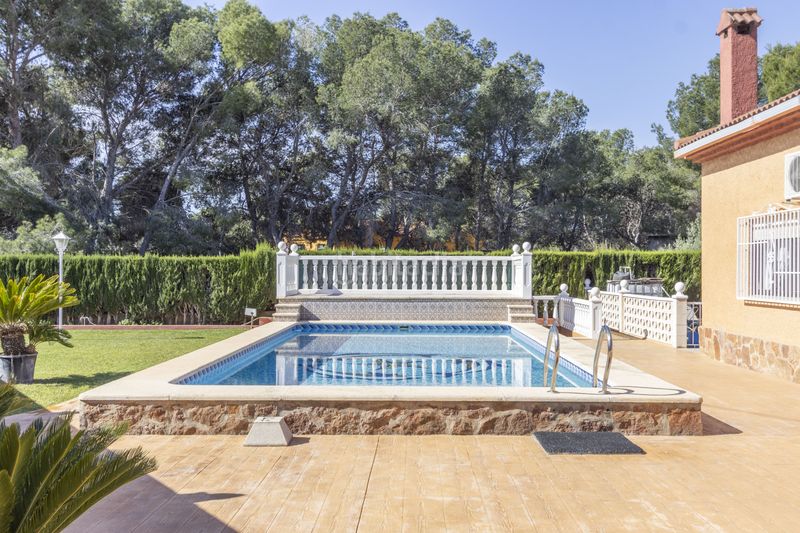 Foto 0d359fef-39fb-4f57-b66c-49edb323c3e7. Casa amb aparcament piscina a Urbanizaciones Llíria