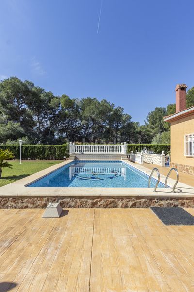 Foto ac8d3e8e-33e9-43bd-bcf2-6b2ec2b768d2. Casa amb aparcament piscina a Urbanizaciones Llíria