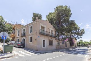 Casa adossada a Casco Urbano. Historica casa centrica para reformar