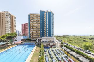 Piso en Platja de la Pobla de Farnals. Apartamento de 2 habitaciones con gran balcón en la urbanización