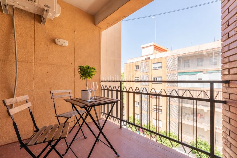 Foto b5648f7a-7095-42ce-affa-34531dd07bcd. Piso  exterior con dos balcones en algirós, en Valencia