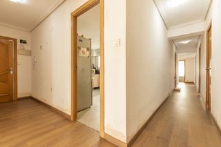 Pis a Avenida de Abril-9 de Octubre. ? 149 m, 5 habitaciones y mucha luz  3ª planta con ascensor