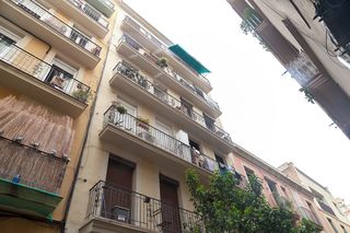 Piso  Carrer de pere serafí. Piso reformado y con balcón exterior en vila de gràcia.