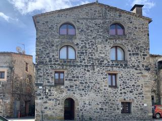 Casa  Carrer del cingle. Castellfollit de la roca, casa perfecto estado