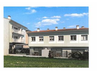 Casa adossada a Pinetell 1. Casa dobra nova  carrer pinetell  olot