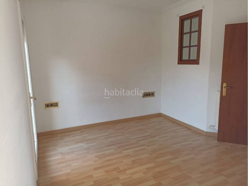 Foto bef9e9cb-302c-4fee-9755-7528d0641b6b. Casa adossada amb calefacció aparcament a Olot