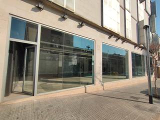 Location Local commercial dans Carrer ample 32. Local muy apto para todo tipo de negocio