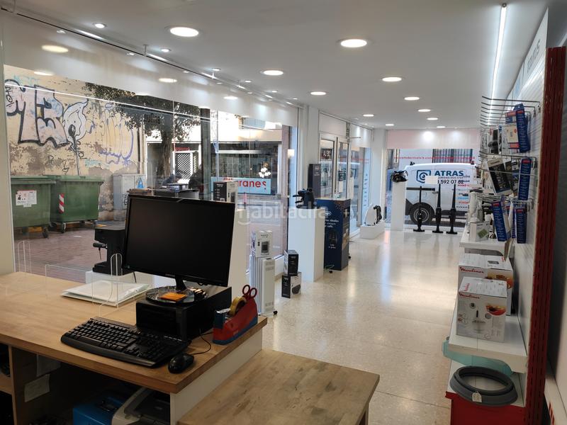 Foto 3354dc1f-22e6-4586-ac0a-e1d7fe33c1c4. Alquiler local comercial local céntrico, gran escaparate en Terrassa