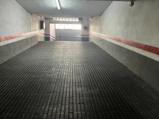 Aparcament cotxe a Ciutat Jardí. Plaza de garaje para coche pequeño