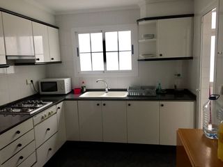 Location Appartement à Ciutat Jardí. Piso  para estudiantes, amplio,  de 4 habitaciones, 2 baños, a 1