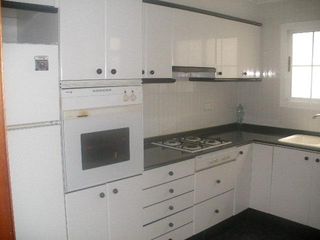 Rent Flat in Ciutat Jardí. Piso  para estudiantes, amplio,  de 4 habitaciones, 2 baños, a 1