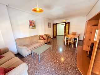 Miete Etagenwohnung in Beteró. Piso para estudiantes, amplio,  de 4 habitaciones y 2 baño, a po