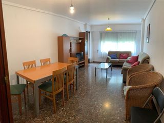 Location Appartement à Beteró. Piso para estudiantes, amplio,  de 4 habitaciones y 2 baño, a po