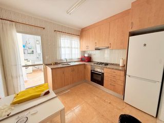 Miete Etagenwohnung in Ciutat Jardí. Piso para estudiantes, amueblado, de 5 habitaciones  y 2 baños,