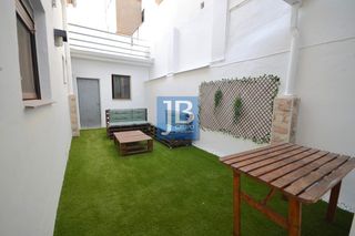 Semi detached house in Alcúdia de Crespins (l´). Casa reformada con patio