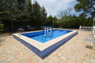 Chalet in Xàtiva. Chalet con piscina