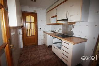 Appartement à La Roureda. Vivienda de 3 habitaciones, primero de altura sin ascensor. vila