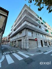 Local Comercial a Centre. Local comercial de 71m con doble acceso y 3 amplios escaparates.