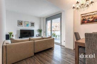 Piso en Centre. Piso esquinero con terraza en esplugues, zona centro.