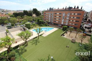 Miete Etagenwohnung in Eixample. Piso de 4 habitaciones, plaza aparcamiento y piscina comunitaria