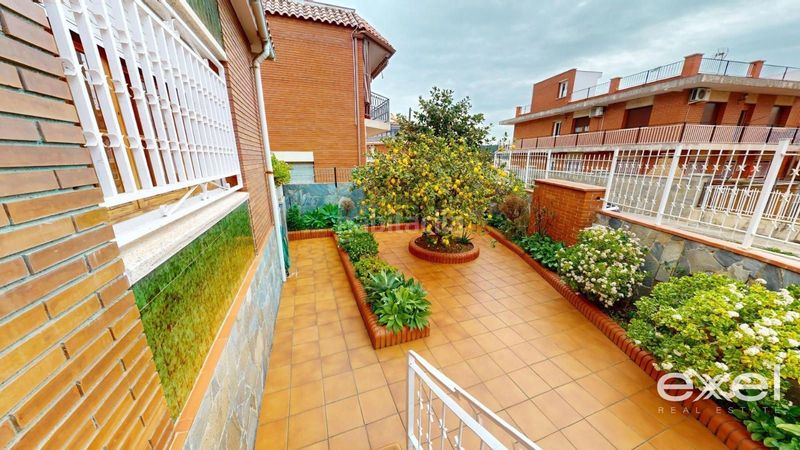 Foto f6e748f9-2e85-467f-b57d-051c81561cb0. Casa amb aparcament a La Roureda Viladecans