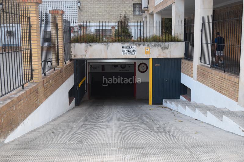 Foto 82e392b2-5d60-479b-9b7c-740653e90257. Parking coche en calle fernández de ribera 16 en Barrio del Nervión Sevilla