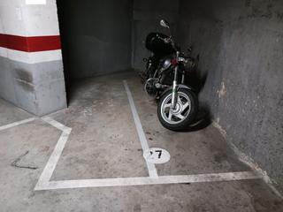 Aparcament de moto a Carrer migdia 2. Perfecta plaza de parking para 2 motos