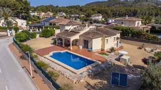 Casa  Lago ginebra. Se vende villa de 3 dormitorios en las laderas, a 5 minutos de l