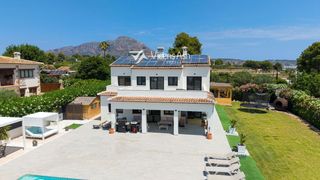 Casa  Elsa morante. Gran chalet moderno a la venta en javea.