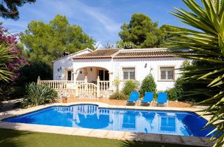 Casa  Sirlot. Villa de 3 dormitorios en venta en costa nova jávea con piscina