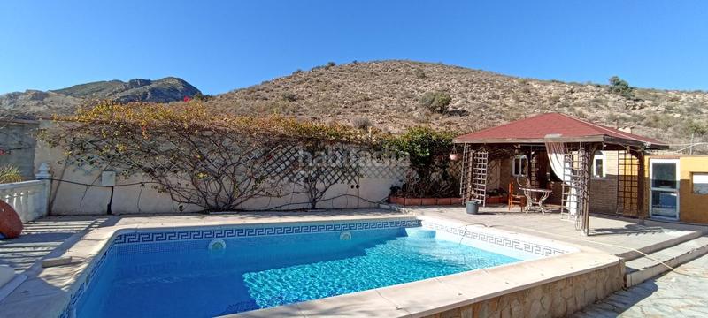 Foto 6cc586fc-3f47-4062-b0b3-d3669d5c02c6. Chalet con piscina in Fontcalent Alicante