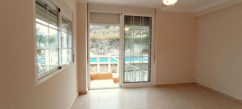 Foto e0bc1827-cf52-4979-af98-ad73d3257157. Chalet con piscina in Fontcalent Alicante