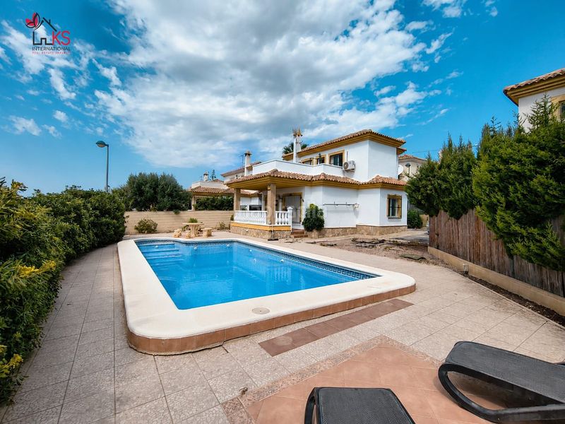 Foto 7c5c8112-d554-4c85-b203-2333e2980789. Xalet amb piscina a Bonalba-Cotoveta Mutxamel