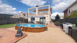 Casa a Sant Julià de Ramis. Casa unifamiliar amb jardí de 500 m², molt ben conservada, a pro